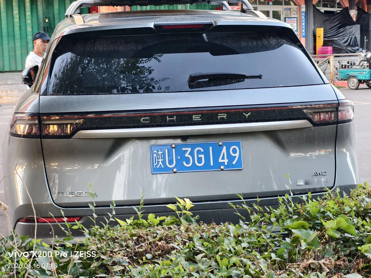 我在旅馆外面拍了这些旅游车，我们到新疆已经15天了，这些天不管走到什么旅游地点，