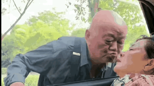 隔窗亲吻，这波操作简直是“癞蛤蟆想吃天鹅肉——痴心妄想”。大妈正在车里闭目养