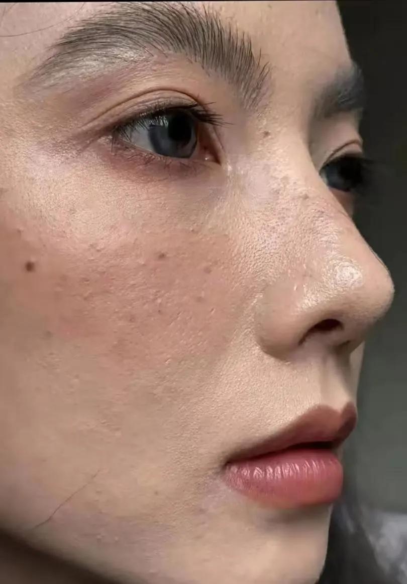 大家来评评：45岁的阿芝这肤色，状态怎么样？难得一见，两张高清之下张柏芝的图