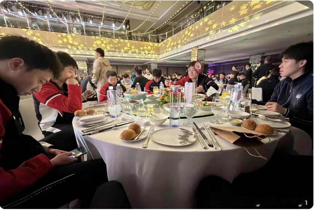 看到这张照片才知道梁靖崑为什么别人叫他大胖了。国乒队员聚餐，大部分人都在低头