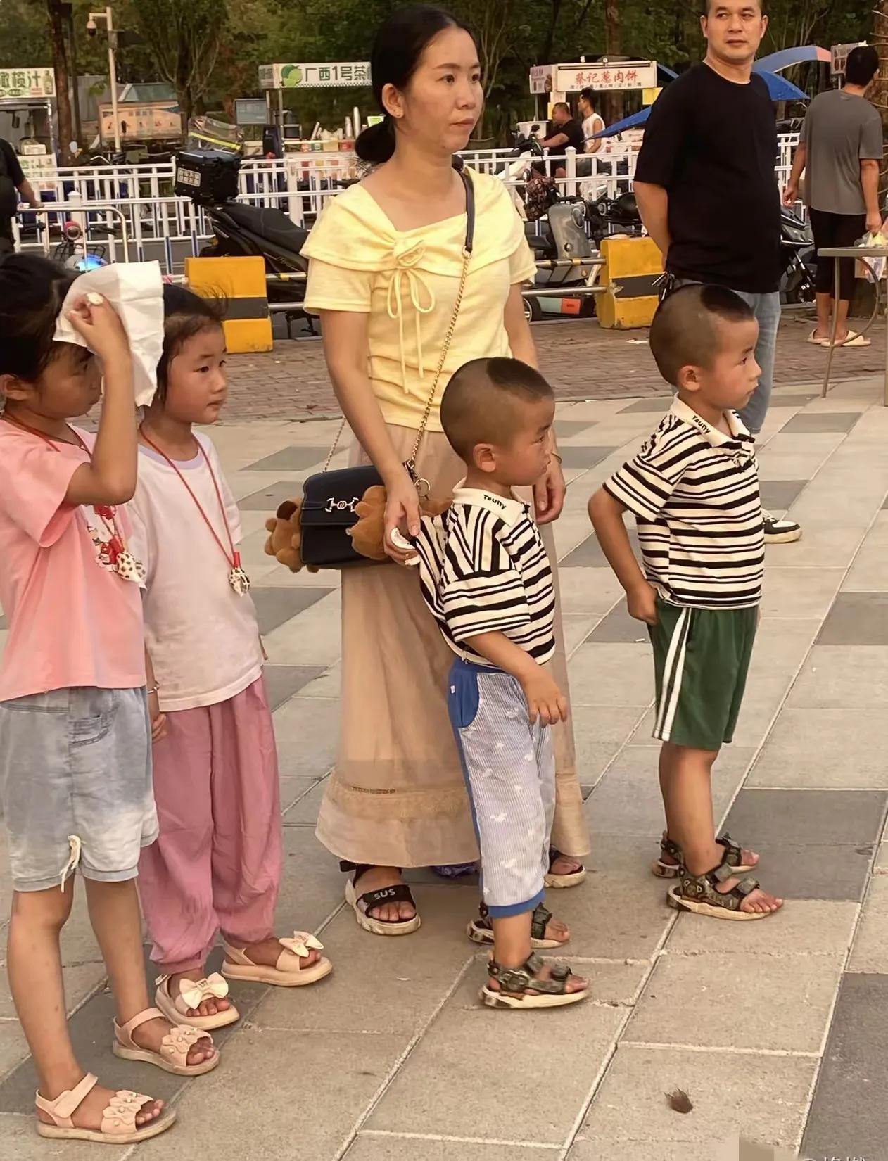 要是问你愿意生四个孩子吗？估计很多人都得摇头，我碰到个妈妈，带着四个娃逛街，