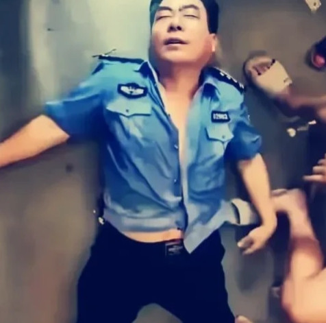 2021年，杨旭恒连续救出51人，之后因体力不支被巨浪冲走，失联长达10多个小时