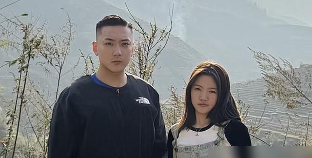 崔晋在评论区甩出聊天记录那天，他妈朋友圈的截图正在各大群里疯传。儿子越解释，看客越觉得窟窿大。一个靠