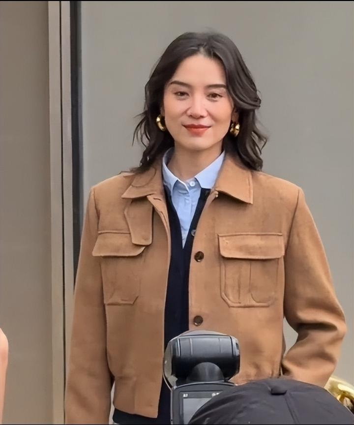 这是HAZZYS上海新天地首店开业的时候，宋佳当天造型超有味道，棕色皮夹克内搭浅