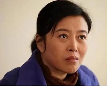 2002年，功成名就的孙红雷忙了一天后回到家，看到43岁的同居女友丁嘉丽