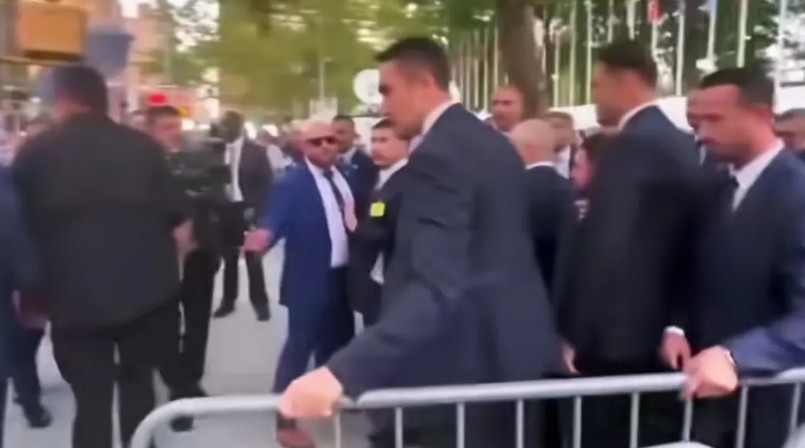 马克龙刚被拦下来，现在埃尔多安又被拦下来了，老头子一脸懵，“俺都一大把年纪了，还