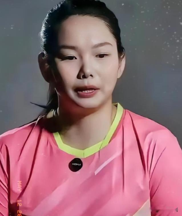 世乒赛夺冠的那一刻，孙颖莎扔掉球拍就往场边冲！马琳伸手拦了个空，队友们围过来她也