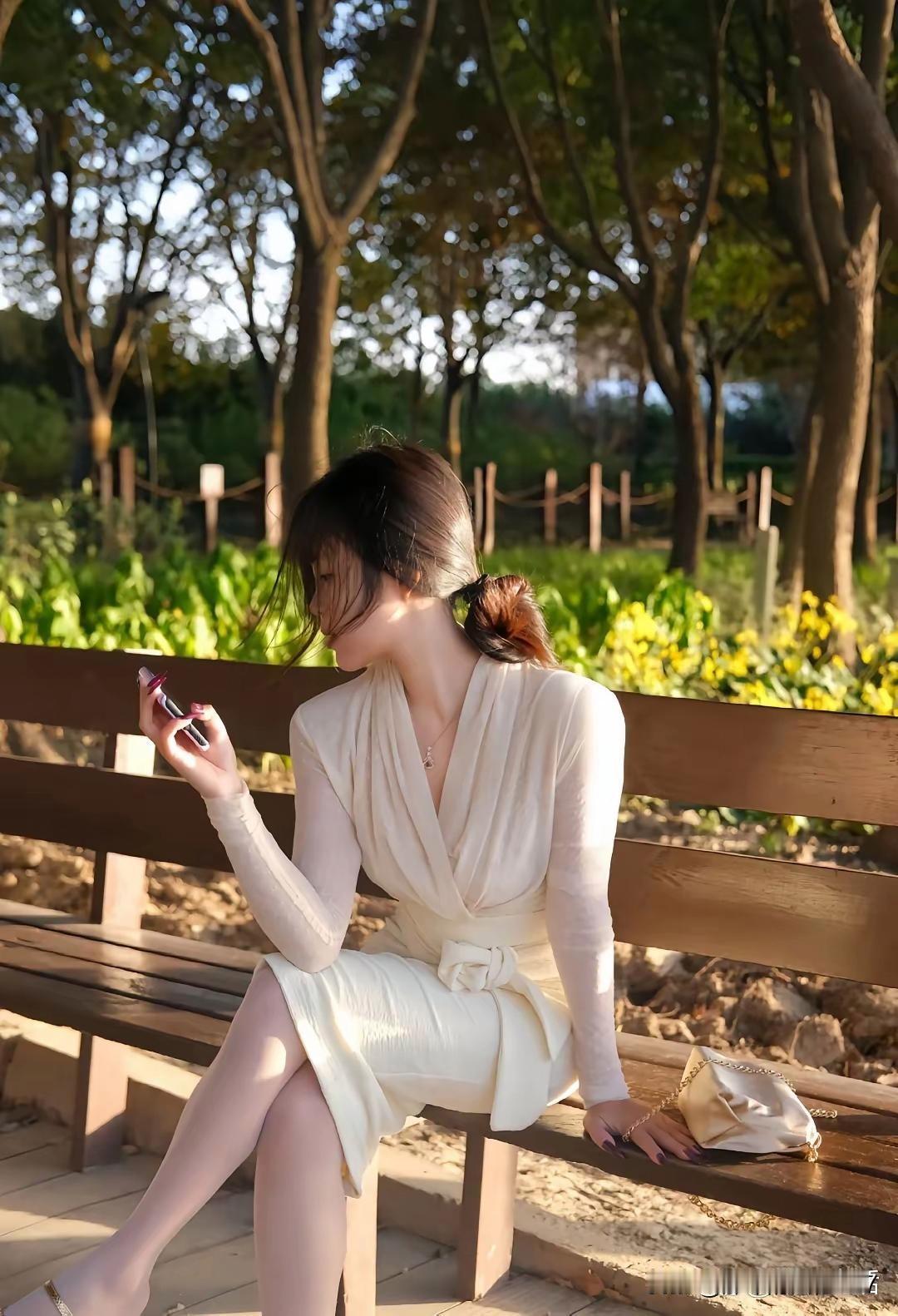 秋日午后，坐在公园长椅上，感觉时间都慢了下来。阳光像温过的蜜，轻轻洒在身上，暖烘