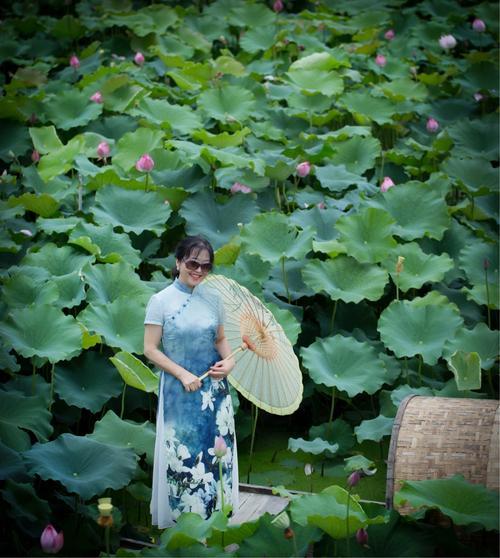 上联：风起荷塘香醉客，下联：月沉柳岸影搖舟，下联：霜凝野径露沾衣。