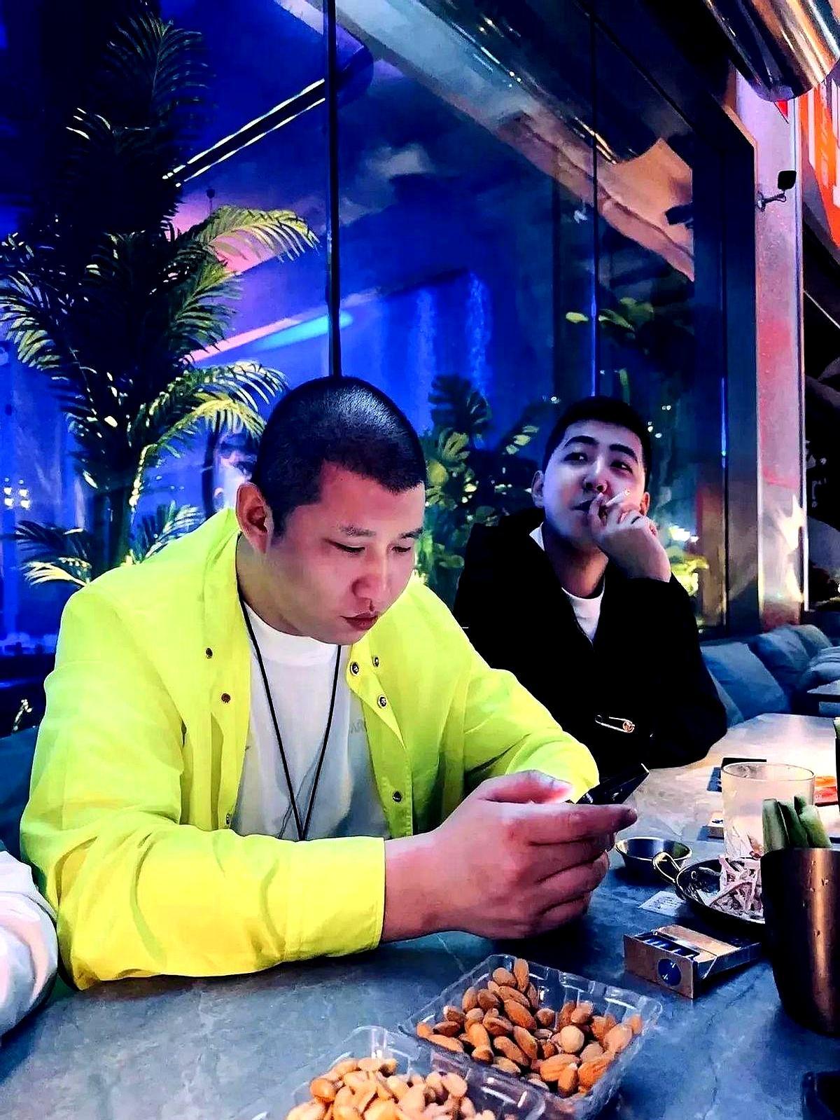 网红二驴这人，真有点意思。之前演戏被封号，现在出来“反省”。咋反省的