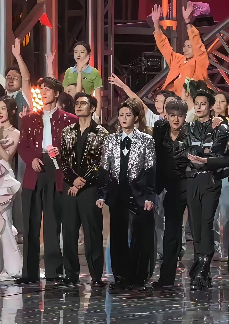 不比不知道，没想到檀健次比黄晓明矮了小半个头，目测他身高也就170左右！这几年