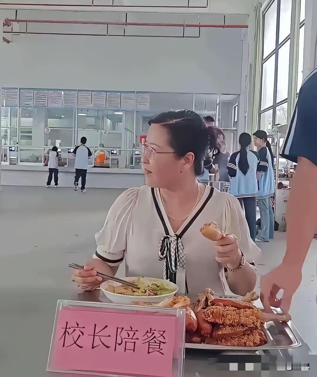 校长陪餐，这菜量够2.3个学生吃了吧…