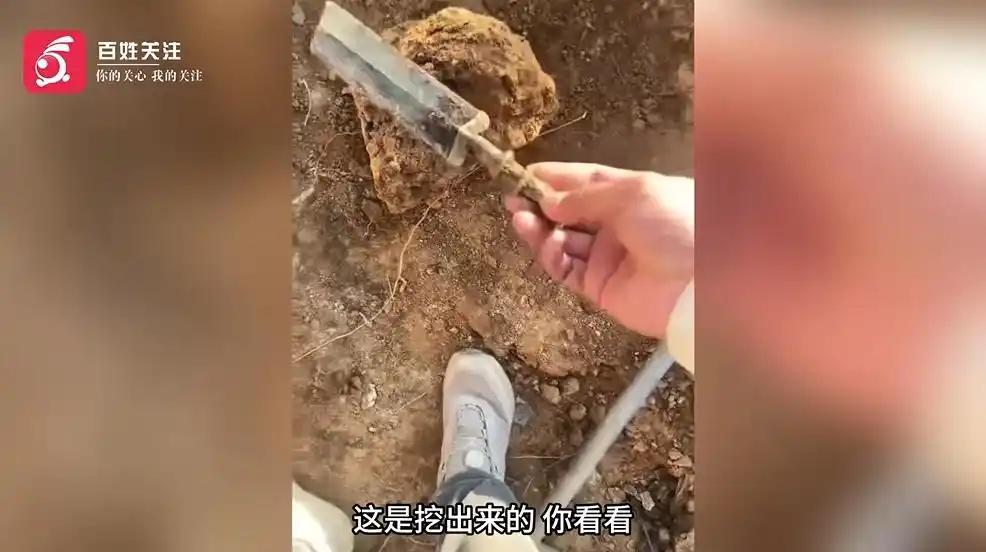 这才是聪明人！湖北黄冈，一男子在工地干活时，突然在土里面发现有什么东西掉落出来，
