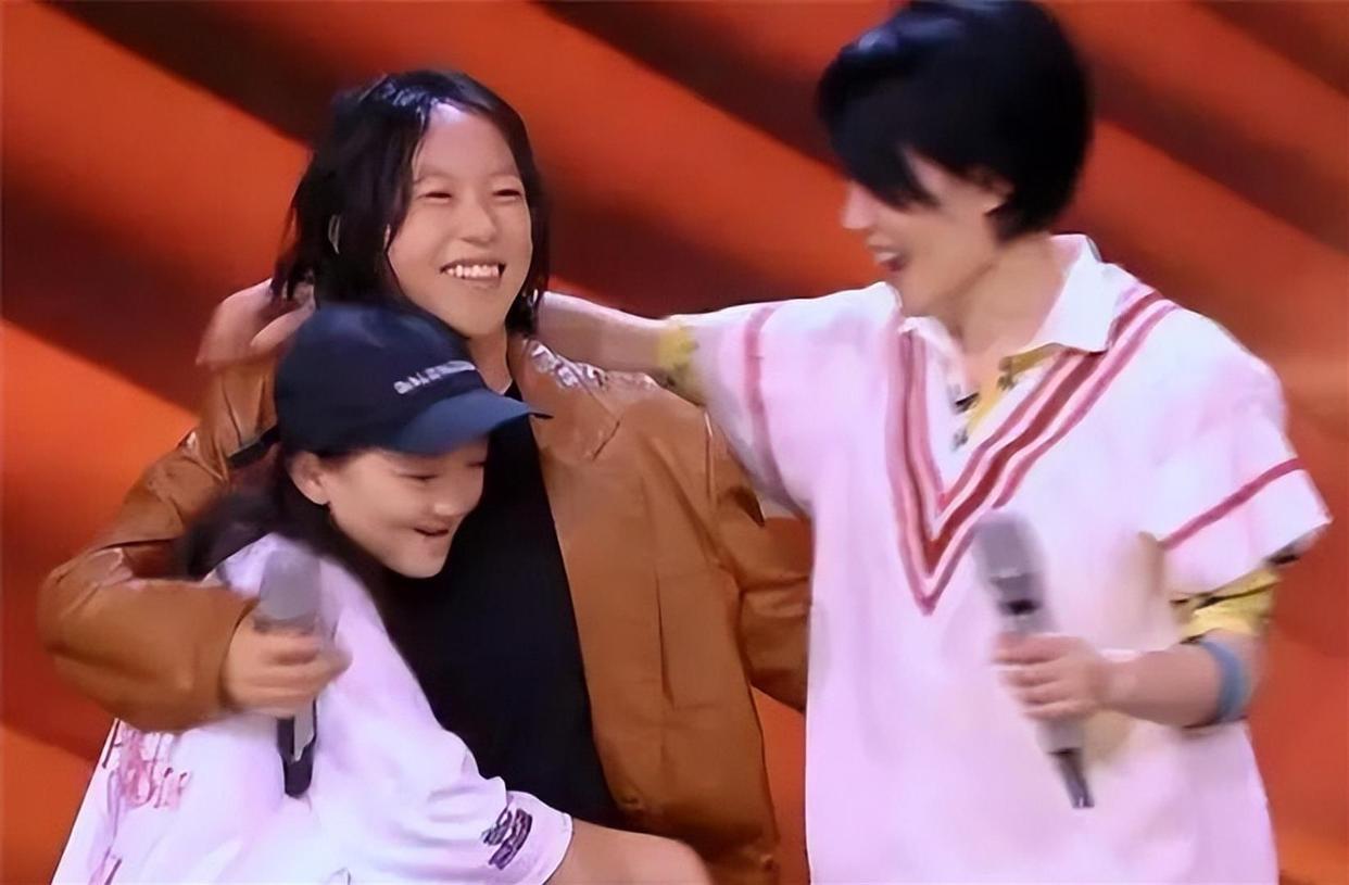 20岁李嫣近照出炉！嘴角的那道旧疤几乎看不见了，气场强大身材高挑，网友：真的好像