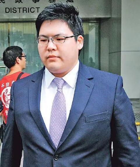 向佑现在估计要怀疑人生了，翻来覆去想了一夜，怎么也想不明白，明明自己才是父母的