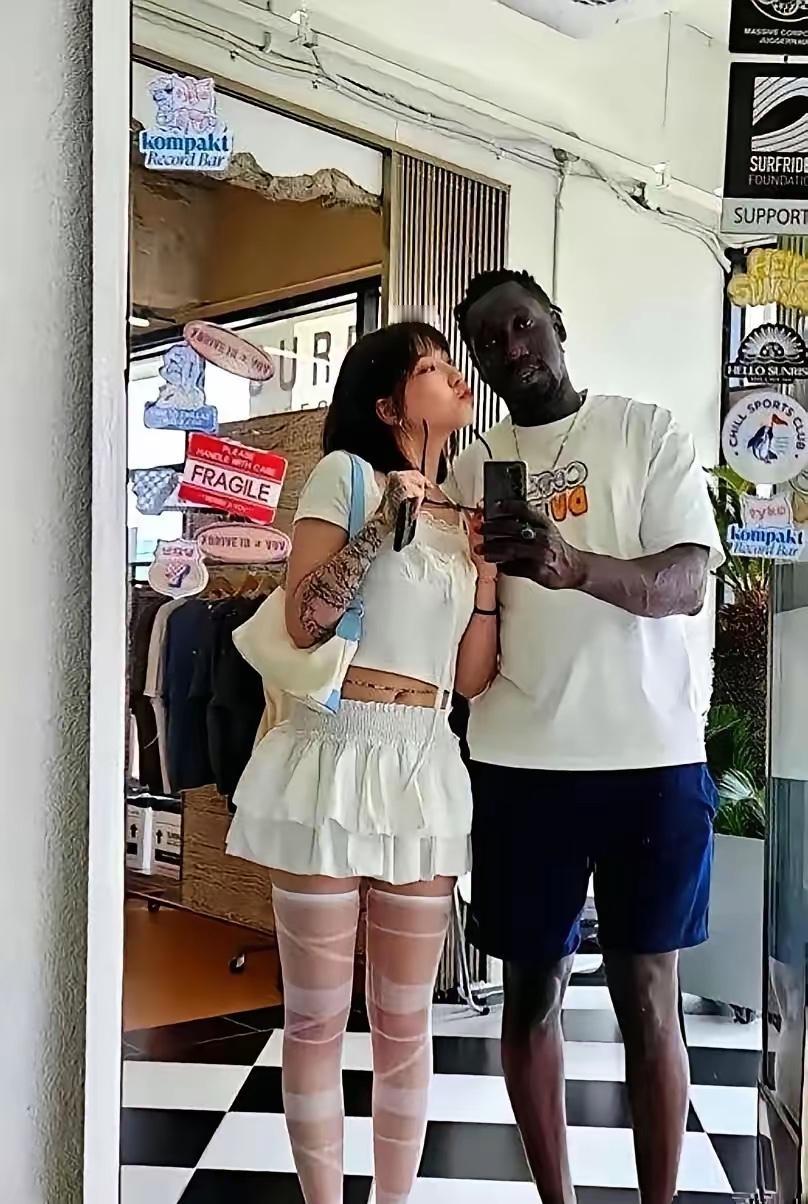 有个浙大女生，带了黑人男友回家，结果父母当场就变了脸色，直接把他俩轰出了门。​