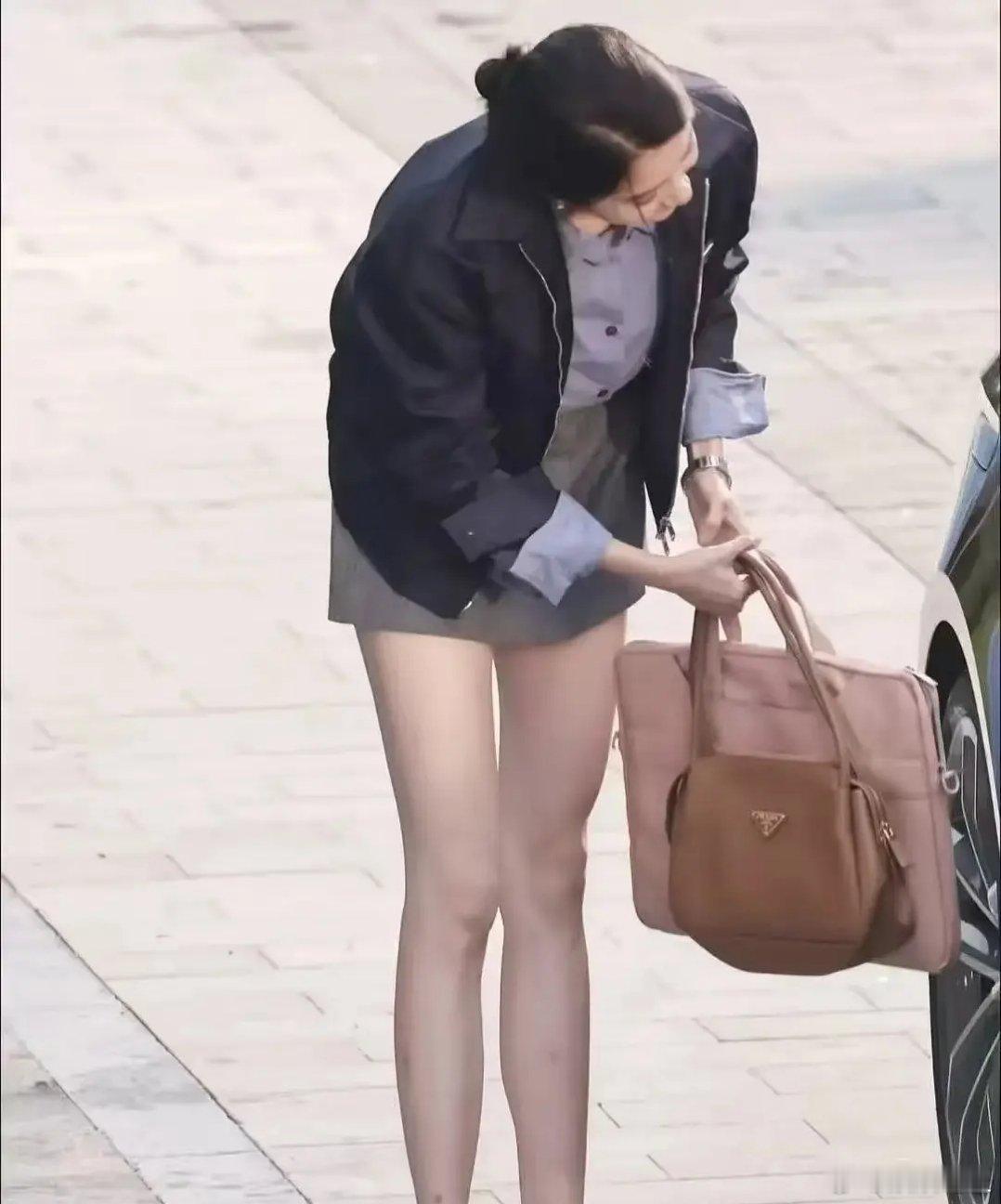 女人味的不重要，关晓彤有这样一双腿真的很让我羡慕