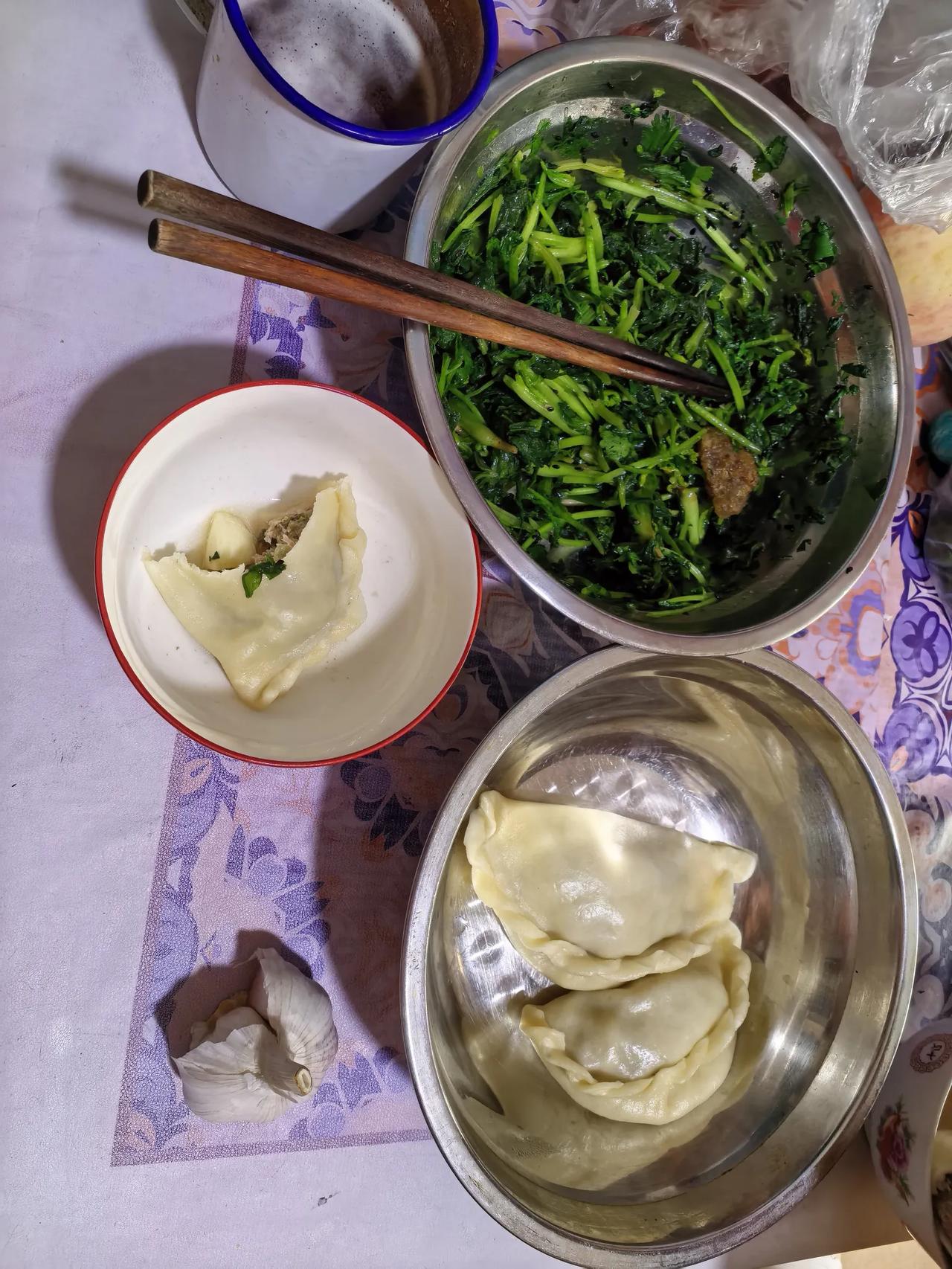好长时间没有吃牛肉包子，昨天突然想吃牛肉包子，正好今天放假，于是上午就去市场上买