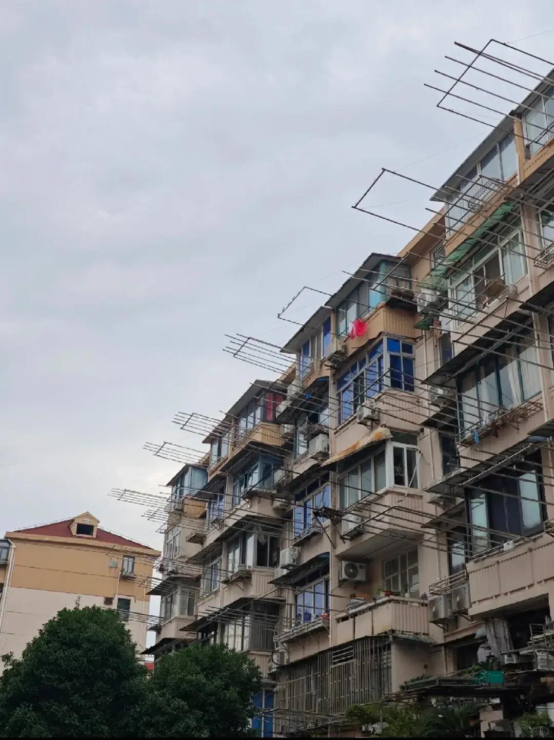 为什么国家宁愿亏钱也要收老破小？这才是真正的“房住不炒”！国家队真金白银扫货“