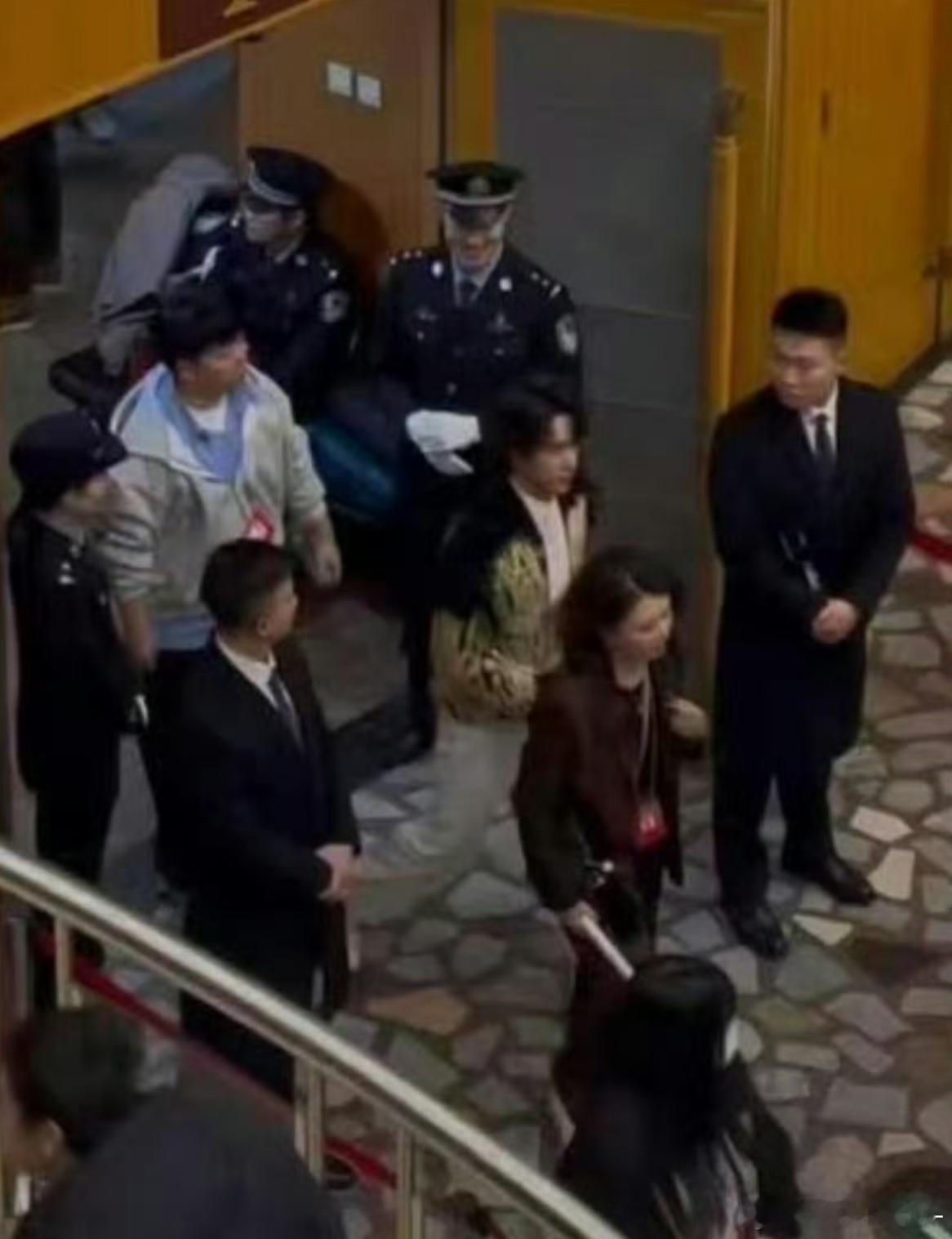 卧槽卧槽是王一博啊啊啊啊啊参加春晚的王一博！！！！旁边小哥哥直接演我王一博人