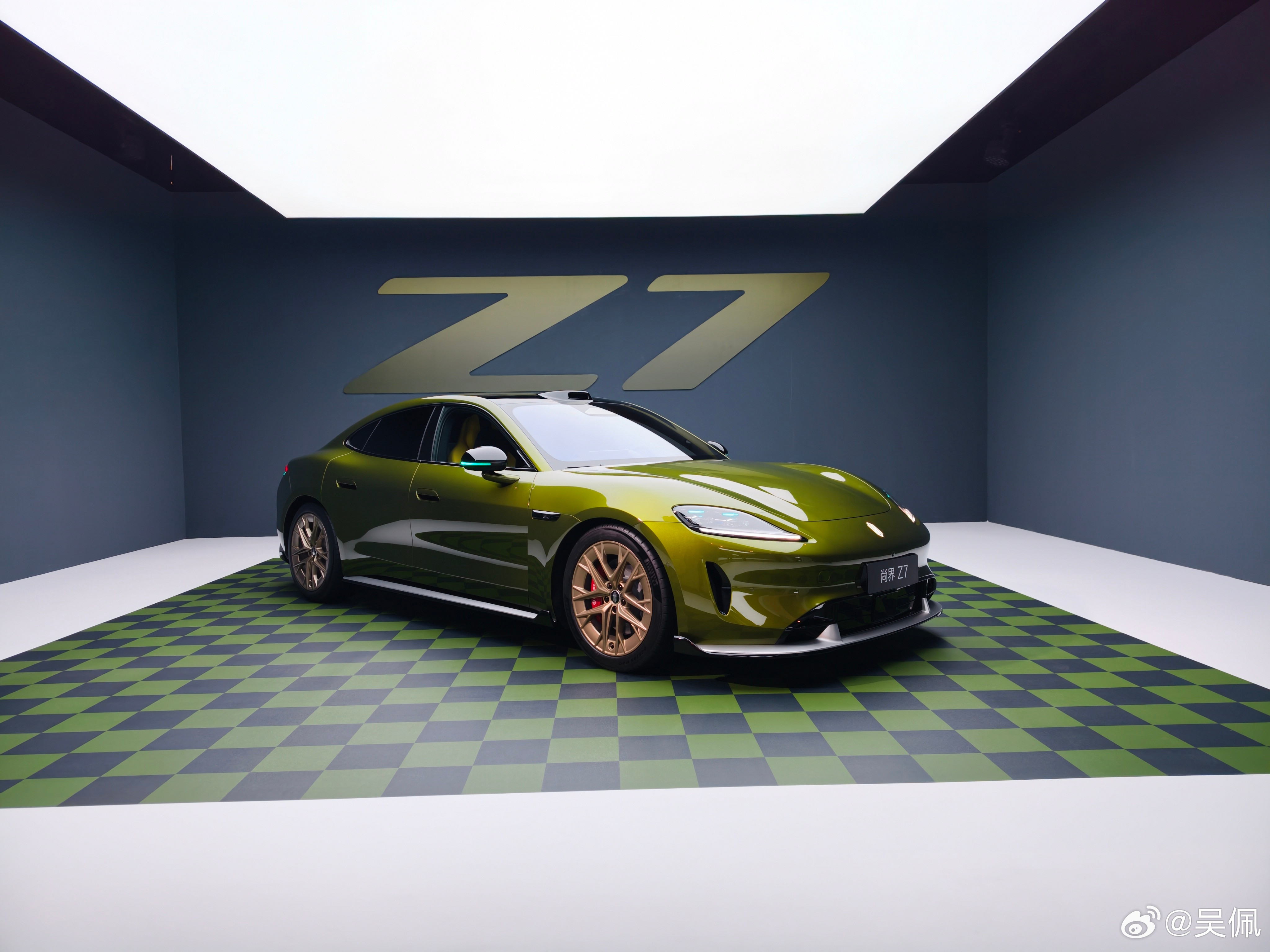跟产品经理聊了一下，先说尚界Z7的掀背。车子本身就长（5米），后备箱进深做得大，