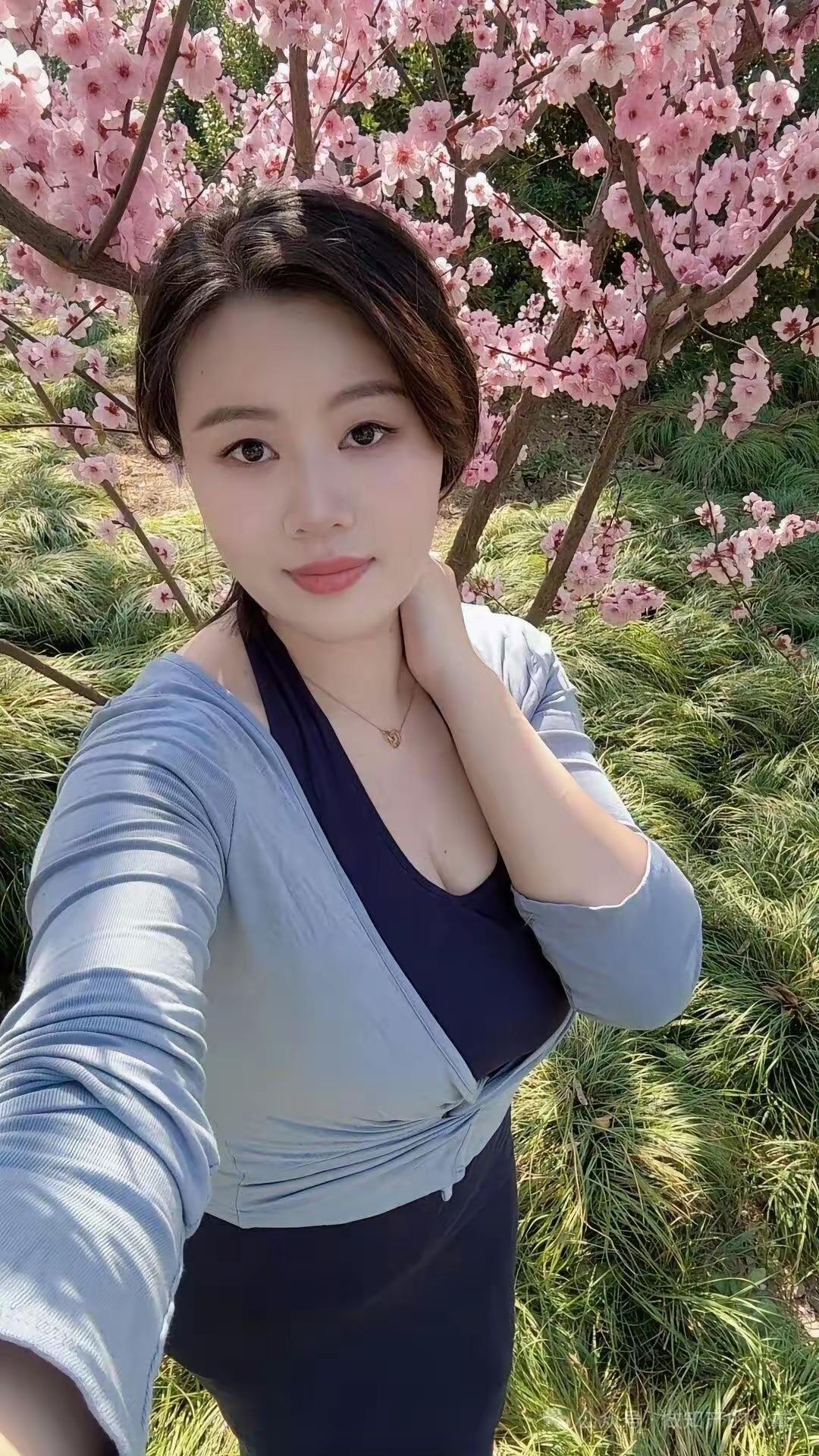 樱花树下，春日暖阳，美照打卡🌸🌸🌸美好随手拍