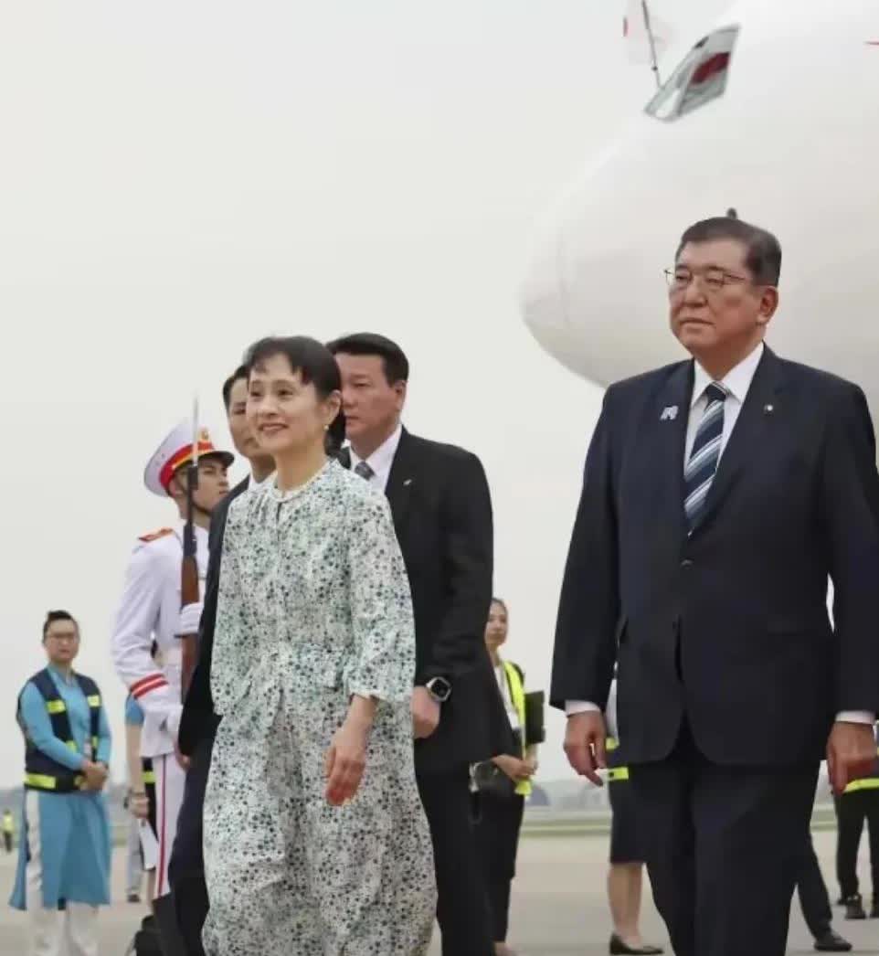 刚看新闻，石破茂不决定辞职了希望他继续当首相缘于他与夫人