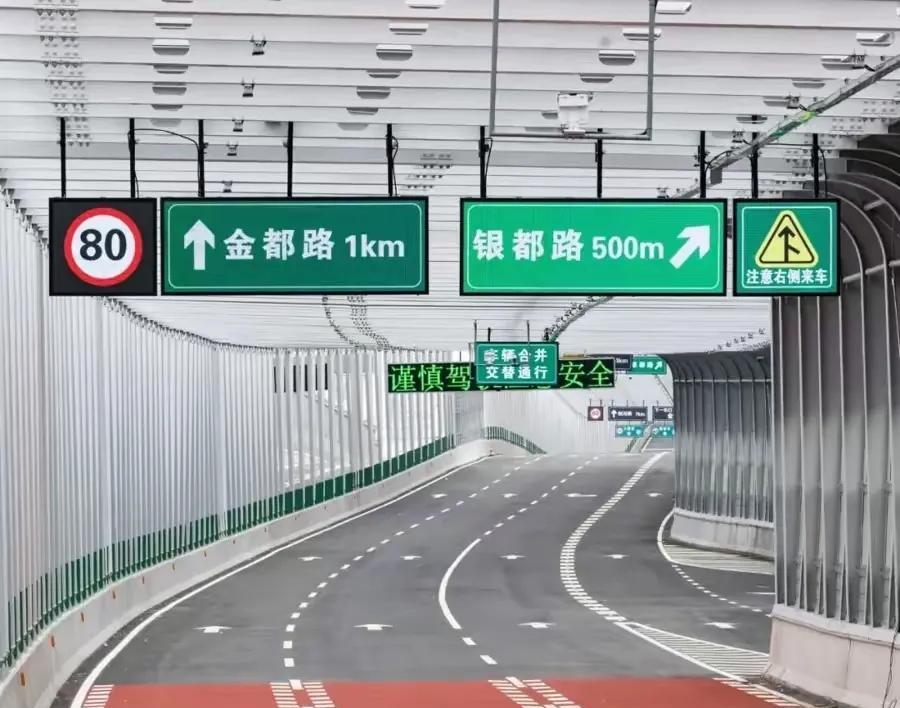 上海S4入城段完成抬升并通车，可是留了一个bug在那儿。S4沪金高速入城段（莘
