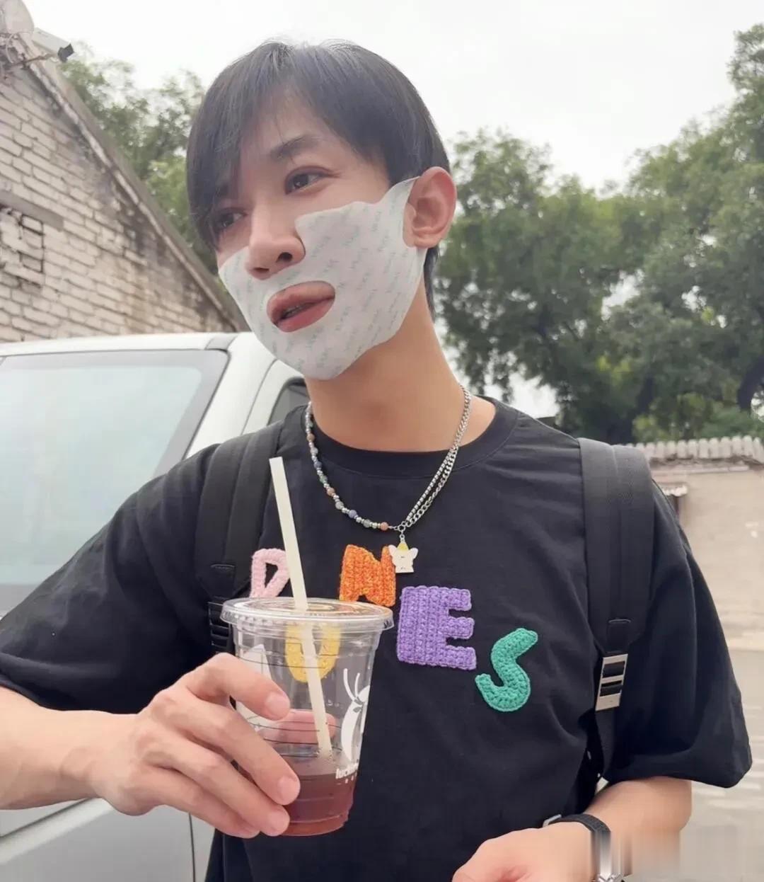 张维伊戴的不是口罩，而是面膜，是董璇代言的面膜，说是有提拉功能的，张维伊戴这个只