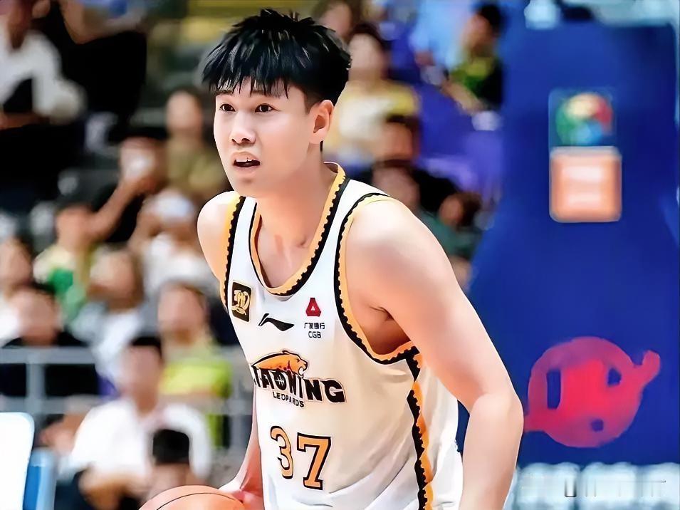 夏联辽篮再胜福建，乌戈开发李虎翼新功能，姜宇星砍15分状态回暖。夏季联赛
