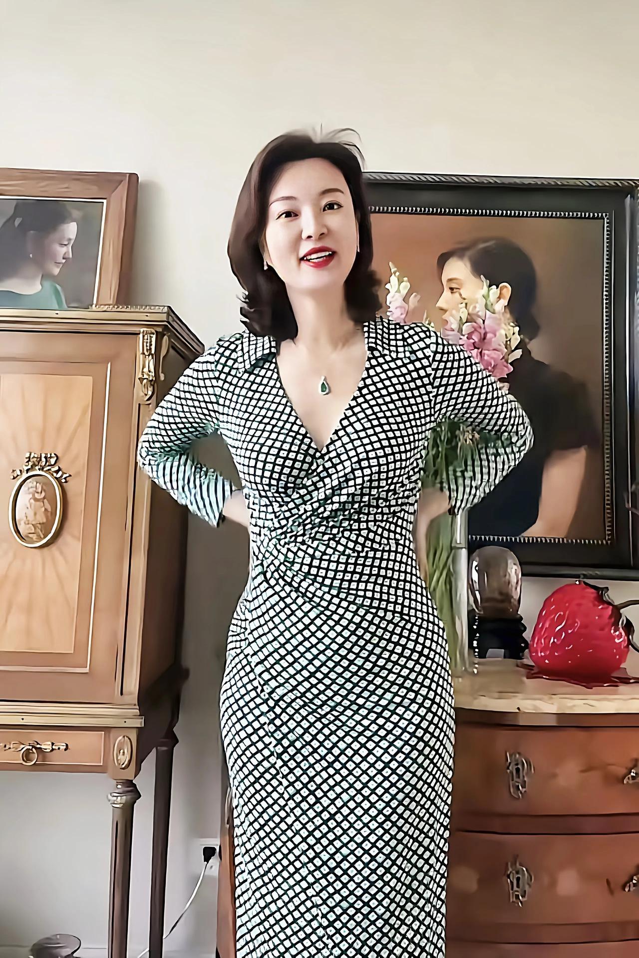 淡出荧幕多年的刘芳菲，当年红遍大江南北，美丽动人迷倒万千少男说起原央视主持人刘