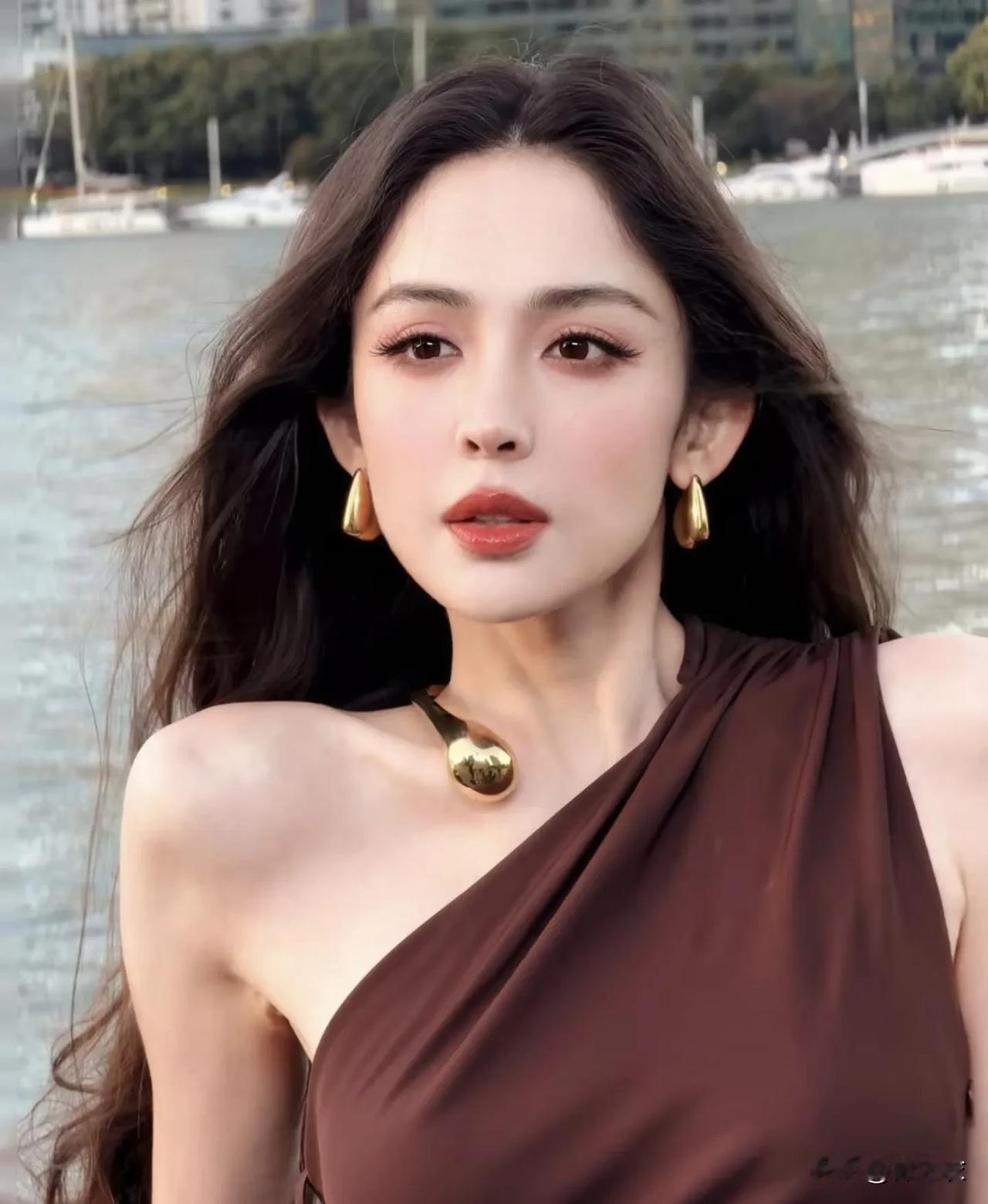 古力娜扎的美貌还是太权威了，因为她的各种角度视频里面的路人对娜扎的赞美全是我的天