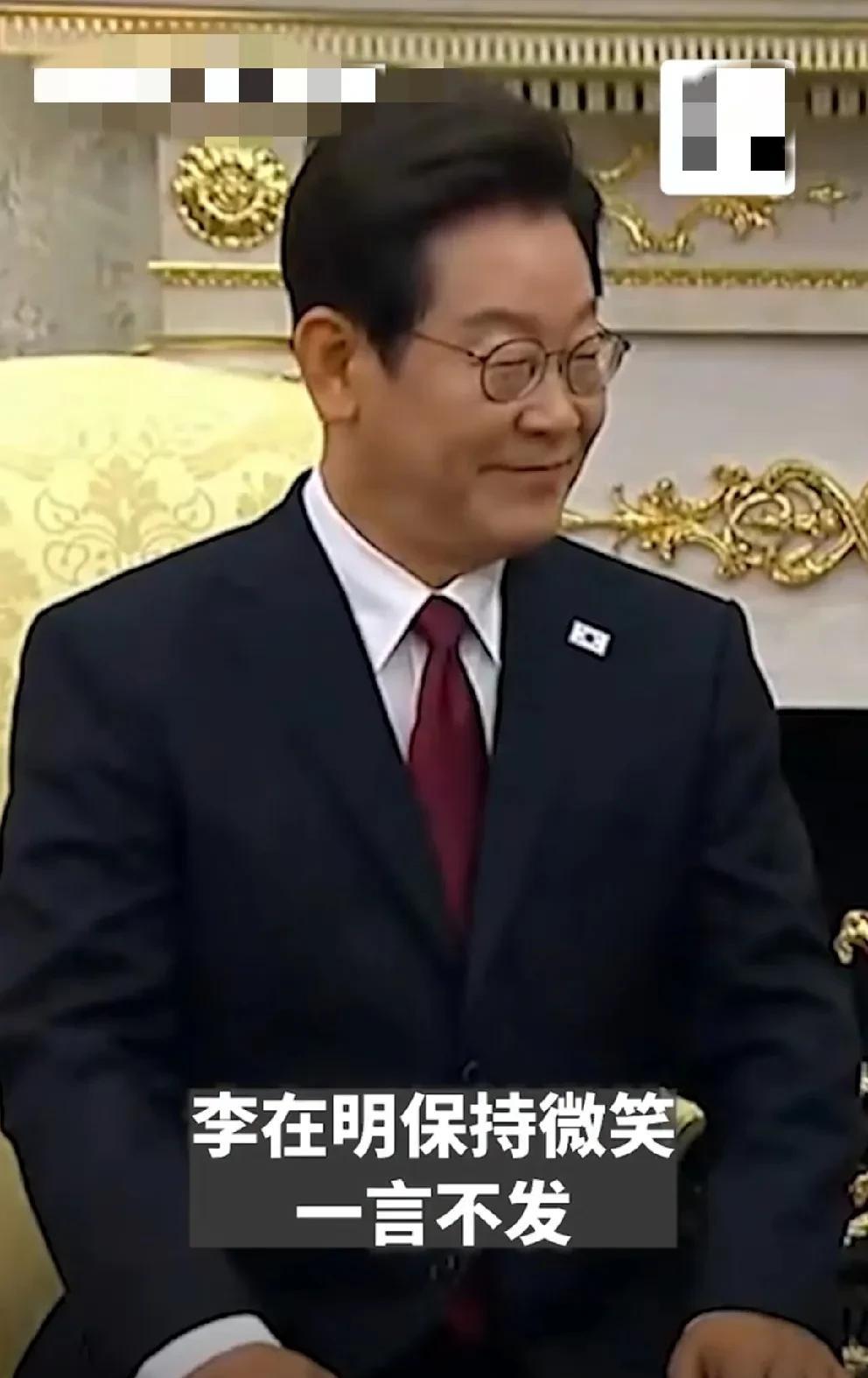 李在明把微笑优雅的固化在自己的脸上。不能动声色，傻傻的装作啥也没听见。因为特总居