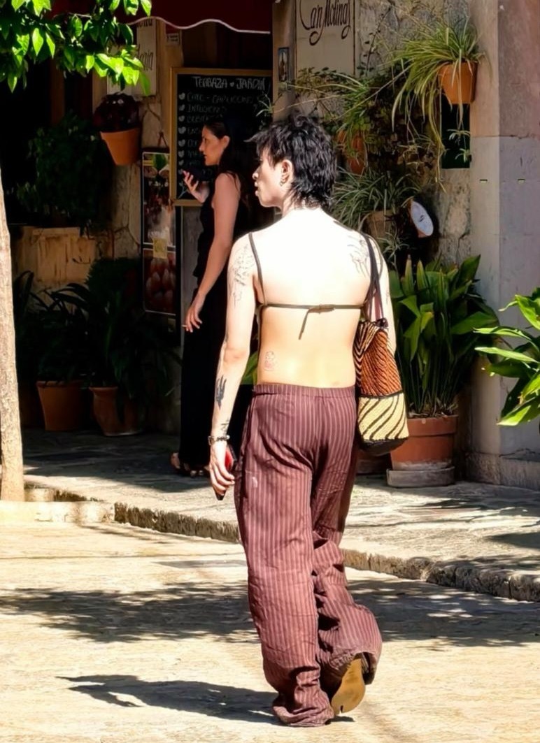 伊能静23岁儿子恩利现身西班牙旅游，他的打扮太雷人了，穿着皮质肚兜，露出后背，看