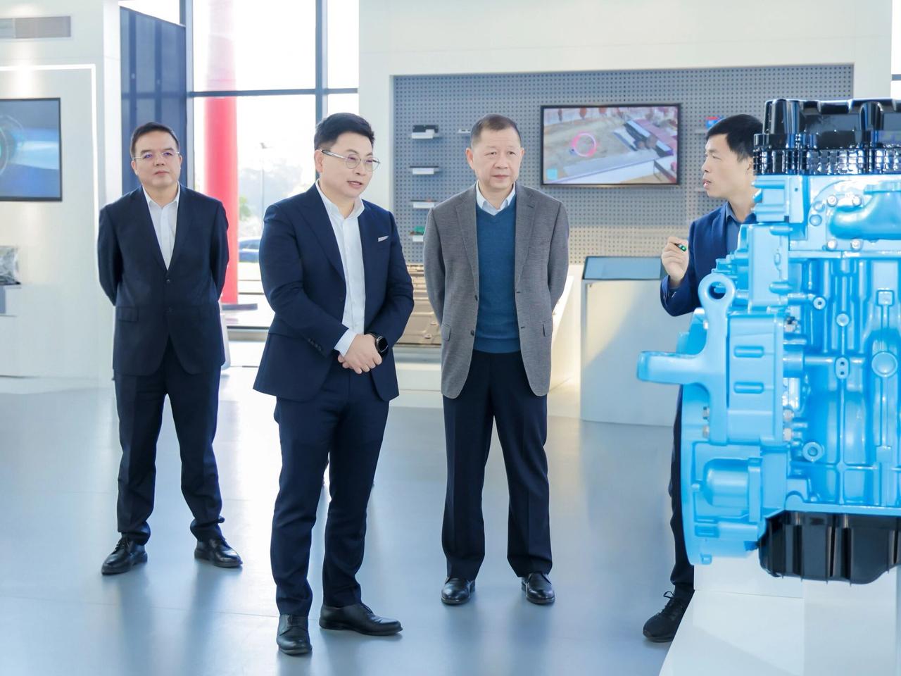 余承东到访东风汽车！近日，余承东一行到访东风汽车，与与东风汽车董事长杨青等围