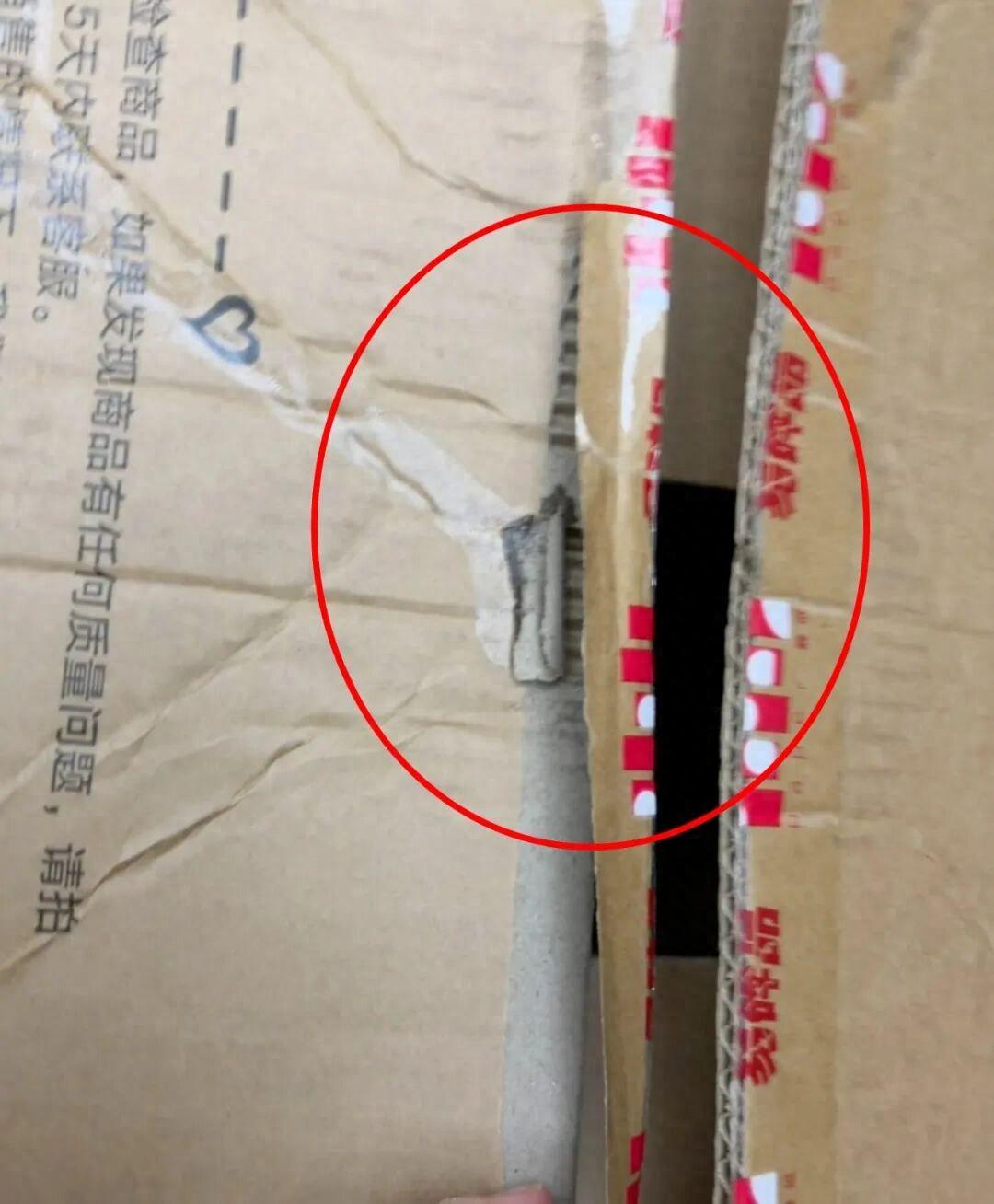 浙江女子网购人形玩偶，一开箱感觉被人用过。玩偶有不明液体，还散发恶臭。女子消毒多