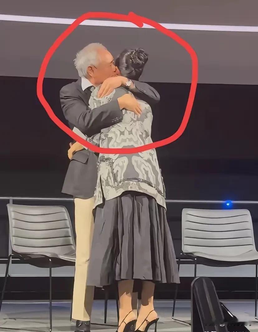 全网最开心的人可能是章子怡了吧！​不是因为李安导演拥抱了她，也不是因为李安导演