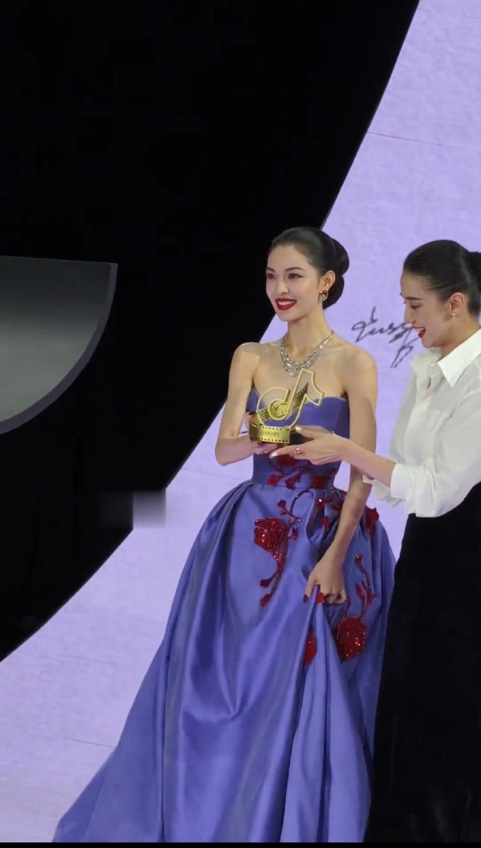 钟楚曦就不能把奖杯让宋佳拿会儿吗？宋佳一直试图把奖杯往自己身前挪，可是钟楚曦就是