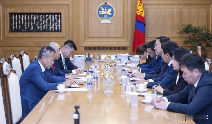 蒙古总理乌其尔勒最近的日子不太好过。 八月初他刚下令全国各级政府勒紧裤腰带过