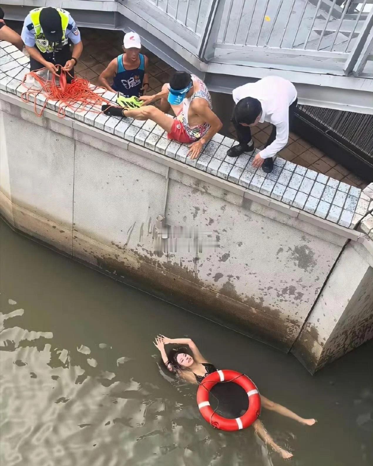 怎么感觉这女的可能会游泳？