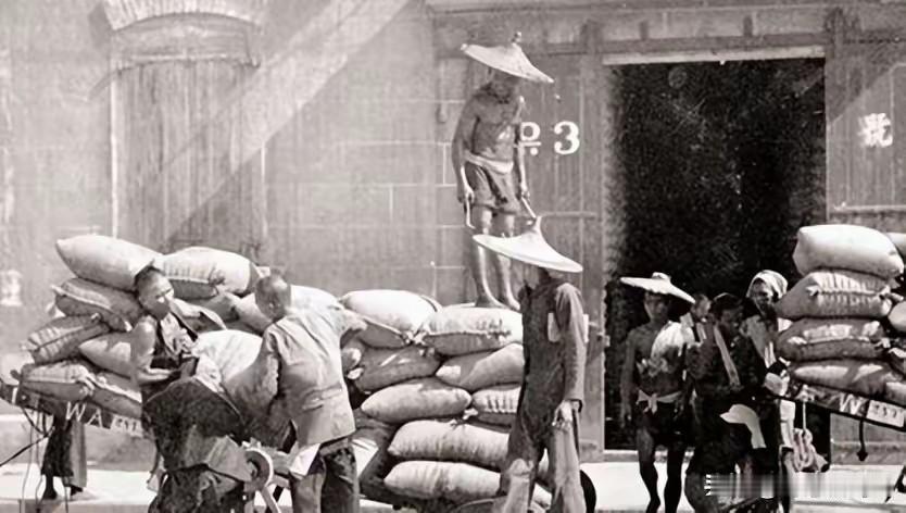 1952年，42岁的李文清少将，终于回到了离开22年的湖北老家村子。刚走到村口，