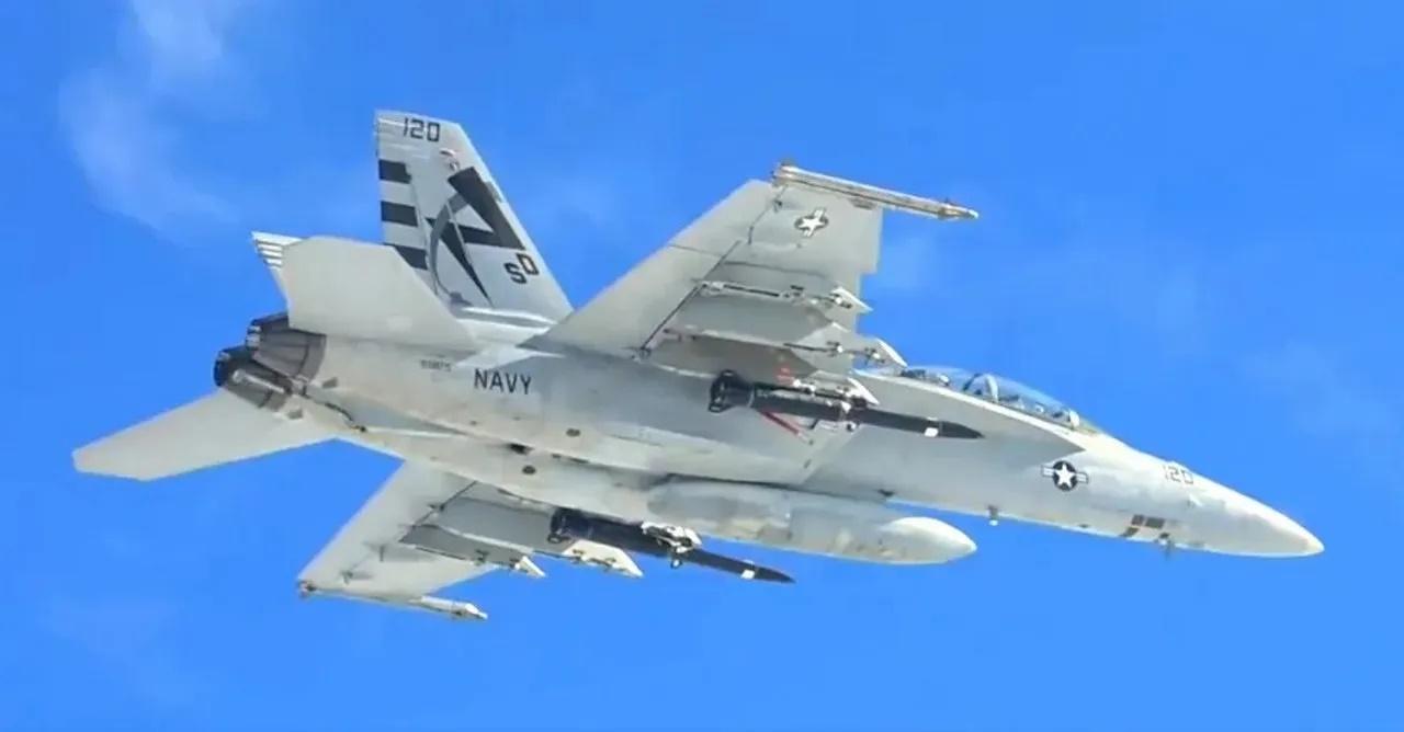 美国海军首次公开展示了高超声速导弹，一架F/A-18F“超级大黄蜂”舰载战斗攻击