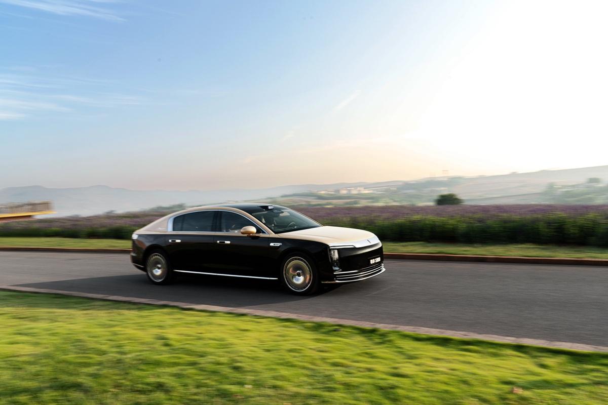 进入年终冲刺，尊界S800交出新答卷临近年底，汽车市场迎来交付旺季，尊界S80