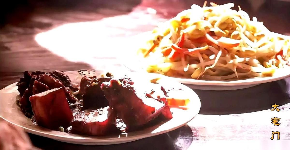 饭桌上划出了两个世界。一边，是孩子们围着一盘红烧肉，筷子打架；另一边，大人们对