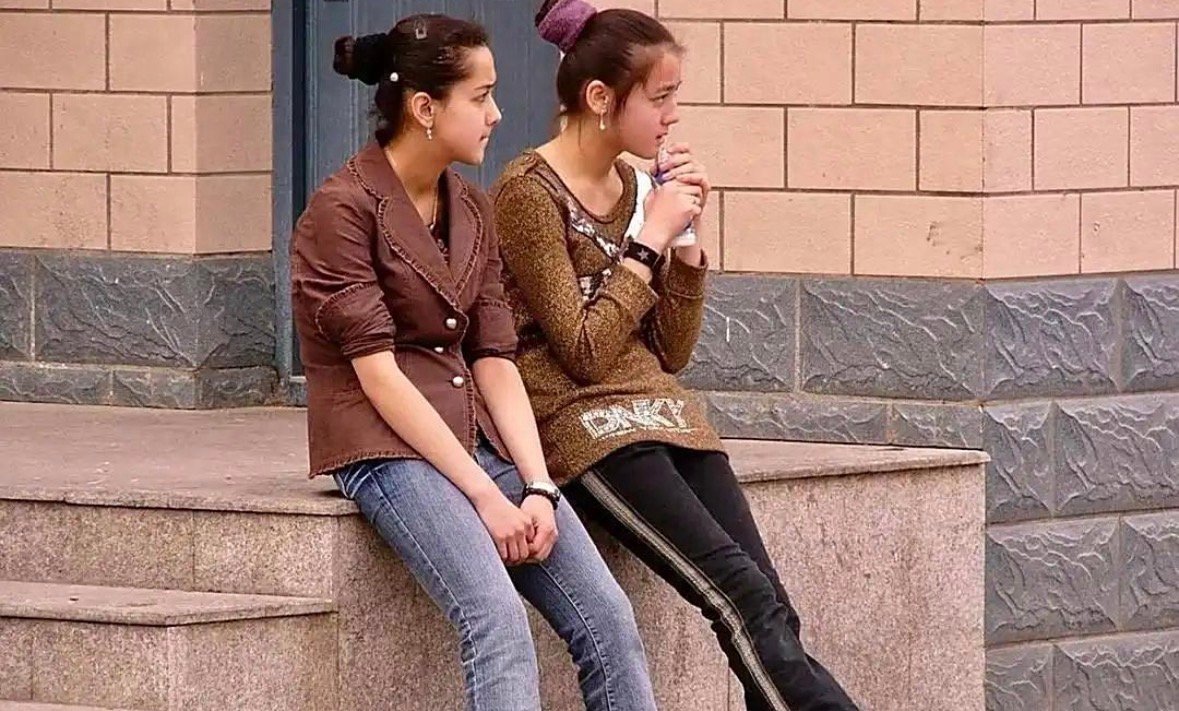 2007年的时候，新疆街上15岁的迪丽热巴，那叫一个青涩，身子都还没长匀称呢！