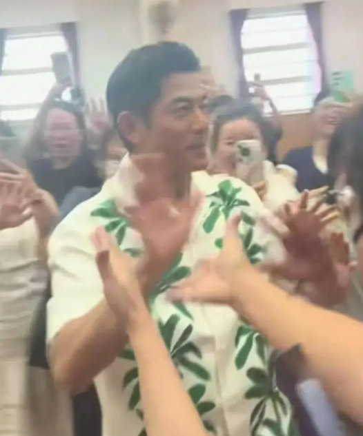 61岁郭富城家长会即兴开唱天王秒变超级奶爸