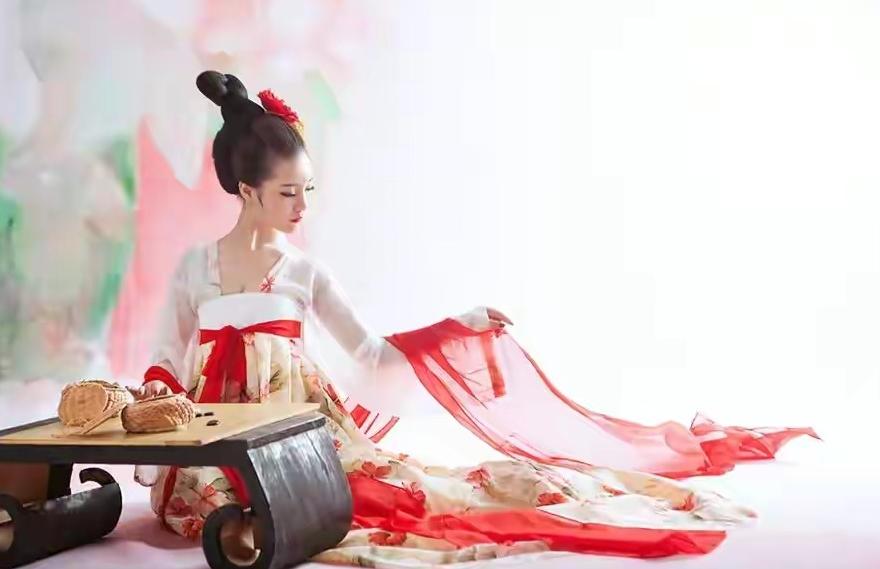 白居易68岁时，不幸瘫痪在床。看着如花似玉的几十个家妓，他不禁悲从中来：“我已经