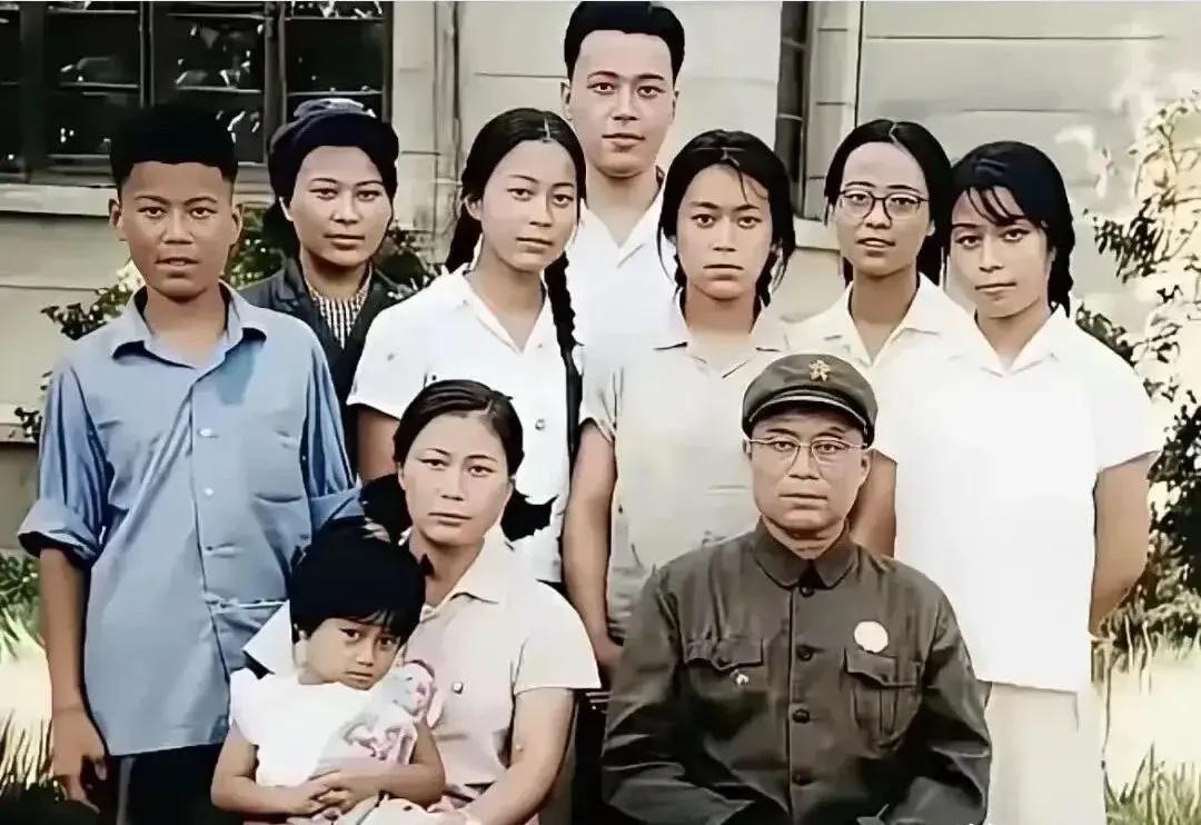 1972年，从中将降为大校的王近山一家罕见的全家福合影，王近山15岁参加红军，2