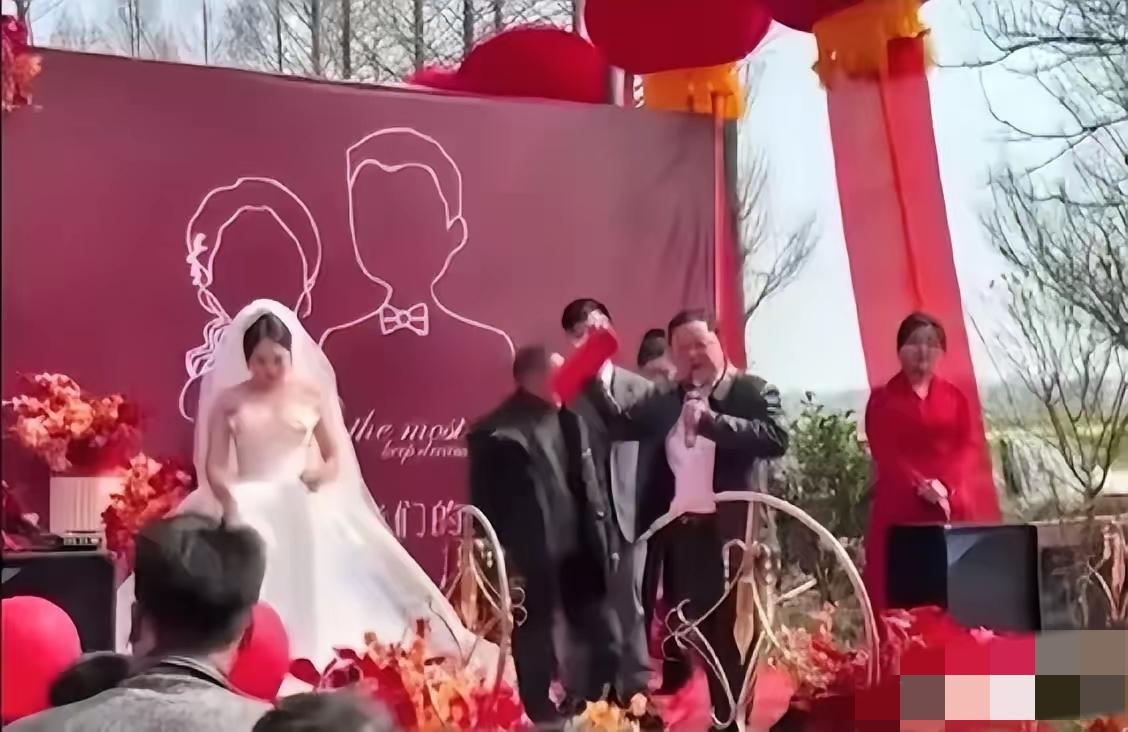 这才是嫁女儿最该有的样子！湖南这位56岁岳父，用18.8万彩礼，彻底打脸多少畸形