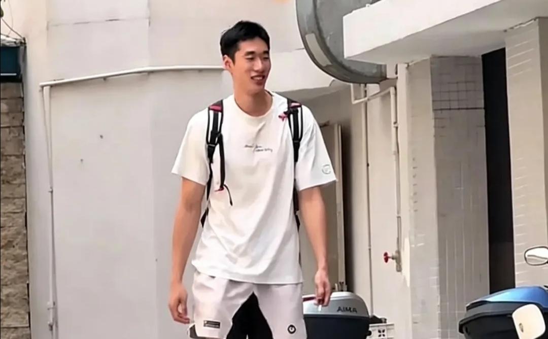 意外之喜！杨腾飞三分如雨轰11分，化身外线奇兵对阵墨尔本老虎的热身赛，租借